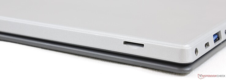 Верхняя грань: клавиша включения, качелька регулировки громкости, слот MicroSD