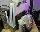 Модифицированная консоль Nintendo Wii с контроллером GameCube рядом с ней