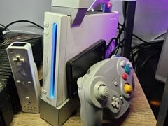 Модифицированная консоль Nintendo Wii с контроллером GameCube рядом с ней