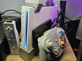 Модифицированная консоль Nintendo Wii с контроллером GameCube рядом с ней