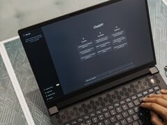 Руки, печатающие на клавиатуре ноутбука, на экране которого отображается стартовая страница ChatGPT