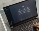 Руки, печатающие на клавиатуре ноутбука, на экране которого отображается стартовая страница ChatGPT
