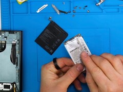 Galaxy Аккумулятор Z TriFold и Honor'silicon carbon battery' (черный) с разорванным Galaxy Z TriFold слева.