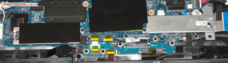 В левой части кадра виден SSD (M.2 22x80, PCI-E NVMe) - это основной накопитель. Справа есть место для второго, такого же