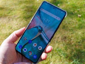 Asus Zenfone 12 Ultra на открытом воздухе