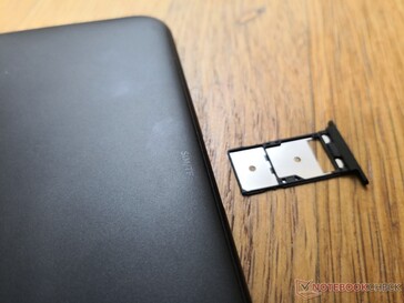 Есть слоты для Nano-SIM и MicroSD