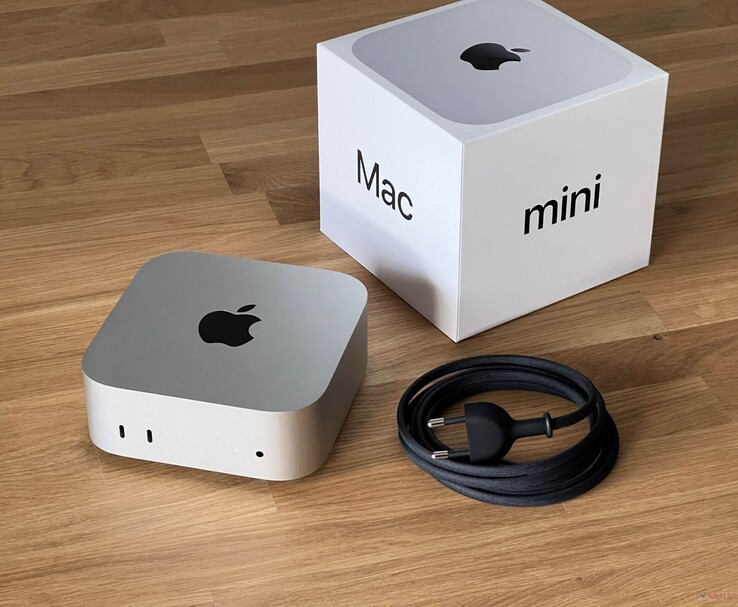 Apple Настольный компьютер Mac mini показан с розничной коробкой и кабелем питания (Источник изображения: Notebookcheck)
