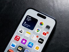 По данным утечки, серия iPhone 18 не будет иметь подэкранного FaceID и камеры. (Источник изображения: Omar Al-Ghosson via Unsplash)