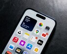 По данным утечки, серия iPhone 18 не будет иметь подэкранного FaceID и камеры. (Источник изображения: Omar Al-Ghosson via Unsplash)