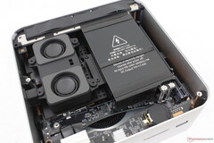 GTI15 Ultra - один из немногих мини-ПК со встроенными динамиками, встроенными микрофонами и встроенным блоком питания (Источник изображения: Notebookcheck)