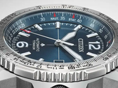 Новая модель Citizen Promaster Air NK0040-58L, представленная на фото, оснащена синим циферблатом с отделкой «солнечные лучи».