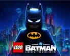 LEGO Бэтмен в классическом костюме на фоне залитого дождём горизонта Готэм-Сити.
