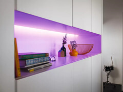 Philips Hue Solo Lightstrip 5m, похоже, будет стоить дешевле, чем старшая модель Lightstrip Plus (вверху). (Источник изображения: Philips Hue)