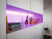 Philips Hue Solo Lightstrip 5m, похоже, будет стоить дешевле, чем старшая модель Lightstrip Plus (вверху). (Источник изображения: Philips Hue)