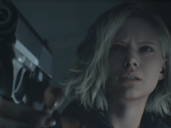 Скриншот, на котором главная героиня Resident Evil Reqiuem Грейс Эшкрофт держит в руках пистолет