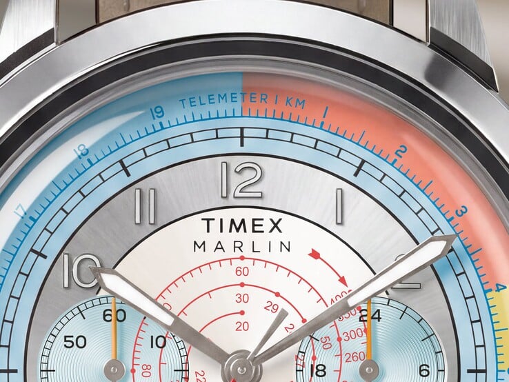 Крупный план циферблата хронографа Timex Marlin Neo Classic с синей телеметрической шкалой, красной тахиметрической шкалой и двумя дополнительными циферблатами.
