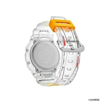 Вид сзади на прозрачный G-Shock с тематикой Gundam, на котором видна задняя крышка из нержавеющей стали и детальная графика ремешка.