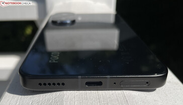 Снизу: динамик, USB-C 2.0, микрофон, двойная SIM-карта