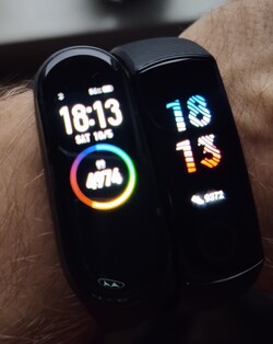 Количество шагов, измеренных Honor Band 5 слишком велико. Результаты Mi Band 4 слева в сравнении с Honor Band 5 – справа.