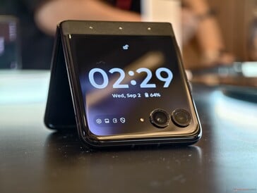 Модель Motorola Razr 70 с чехлом, украшенным кристаллами Swarovski