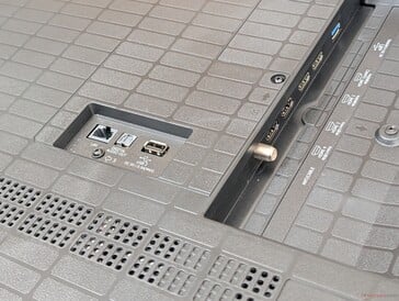 Порты LAN, аудио и USB выступают прямо из задней панели телевизора, что затрудняет укладку кабелей
