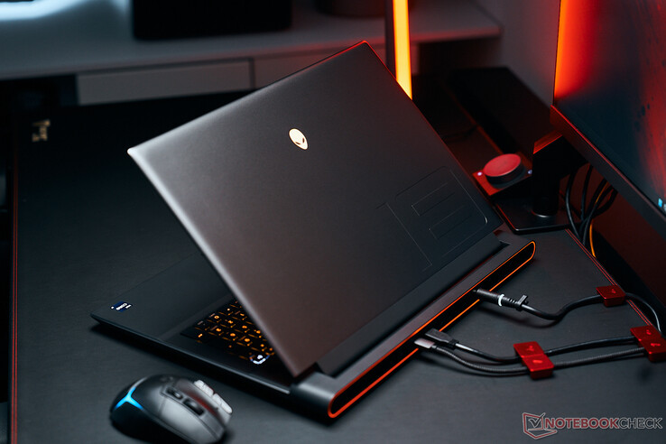 Dell Alienware m18 R1 (AMD) Dell Alienware m18 R1 (AMD)
