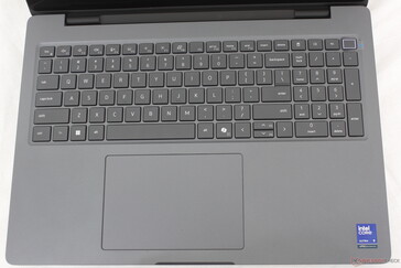 Раскладка клавиш практически идентична клавиатуре на Precision 7680