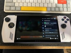 Модифицированный ASUS ROG Ally Z1 Extreme, работающий под управлением SteamOS, показывает время автономной работы более 8 часов при 92% заряда. (Источник изображения: u/BetweenInkandPaper через Reddit)