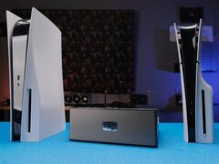 Крошечная PS5 Redux между двумя полноразмерными консолями PS5, демонстрируя ее более компактный алюминиевый дизайн. (Источник изображения: Not From Concentrate via YouTube)