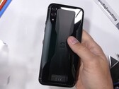 Black Shark 2 попал в знаменитое YouTube-шоу JerryRigEverything на проверку прочности (Изображение: YouTube)