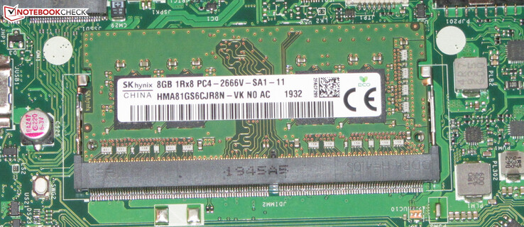 RAM работает в двухканальном режиме (4 ГБ припаяны плюс 8 ГБ в гнезде SO-DIMM = 12 ГБ)
