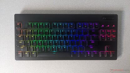 Razer BlackWidow V4 Низкопрофильная клавиатура HyperSpeed TKL с подсветкой Chroma RGB (Источник изображения: Adam Corsetti)