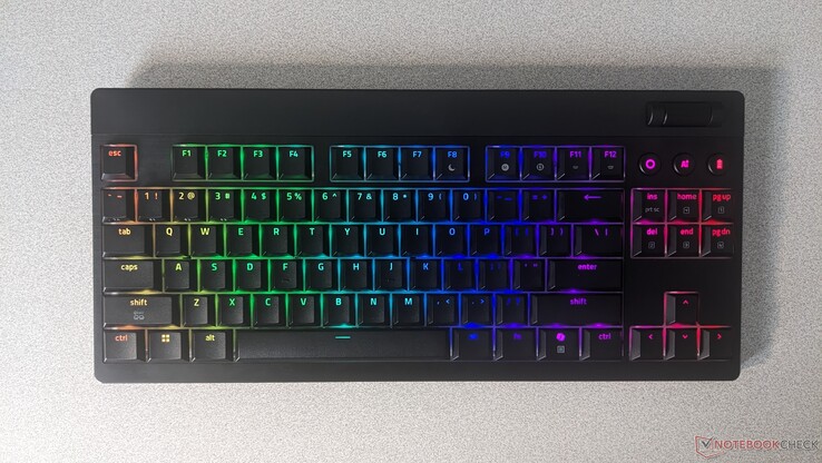 BlackWidow V4 HyperSpeed TKL с радужными RGB-эффектами