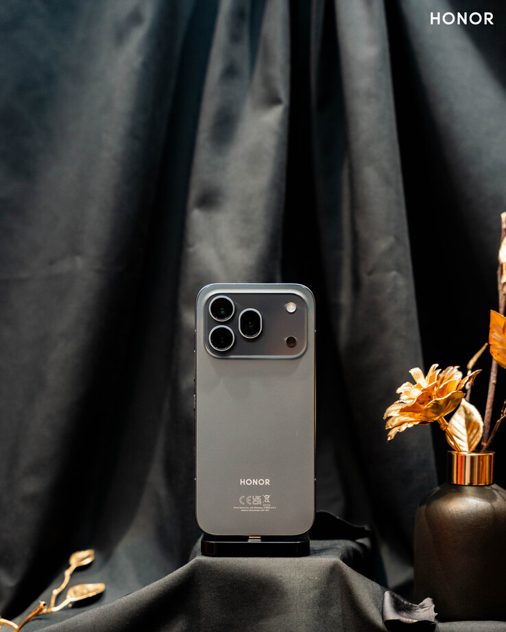 Модель Honor 600 Pro может похвастаться большим аккумулятором емкостью 7 000 мАч с поддержкой проводной зарядки 80 Вт