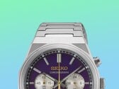 Крупный план верхней половины часов Seiko HGK003, на котором особо выделены угловатый корпус из нержавеющей стали, верхние звенья браслета, верхние кнопки и верхняя часть фиолетового циферблата на фоне яркого зелёно-синего градиента.