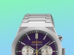 Крупный план верхней половины часов Seiko HGK003, на котором особо выделены угловатый корпус из нержавеющей стали, верхние звенья браслета, верхние кнопки и верхняя часть фиолетового циферблата на фоне яркого зелёно-синего градиента.