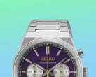 Крупный план верхней половины часов Seiko HGK003, на котором особо выделены угловатый корпус из нержавеющей стали, верхние звенья браслета, верхние кнопки и верхняя часть фиолетового циферблата на фоне яркого зелёно-синего градиента.