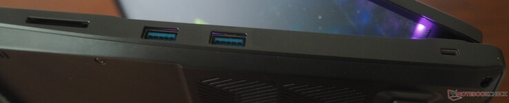 правая сторона: кардридер, 2x USB-A 3.2 Gen1, замок Кенсингтона