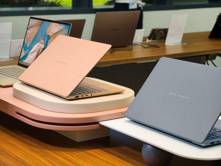 Ноутбуки 2026 Zenbook 14 Copilot AI выпускаются в цветах бежевый (Zabriskie Beige), коралловый (Komodo Coral) и синий (Arctic Blue) (слева направо).