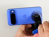 Задняя панель Pixel 10 снимается относительно легко. (Источник изображения: iFixit)