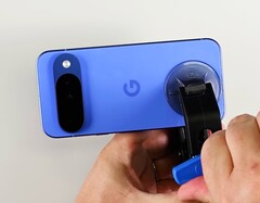Задняя панель Pixel 10 снимается относительно легко. (Источник изображения: iFixit)