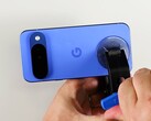 Задняя панель Pixel 10 снимается относительно легко. (Источник изображения: iFixit)