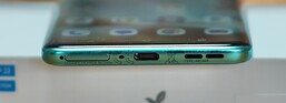 Снизу: Слот для SIM-карты, микрофон, порт USB-C, динамик