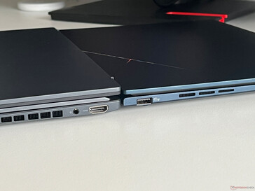 Zenbook Duo OLED (слева), Zenbook 14 OLED (справа)
