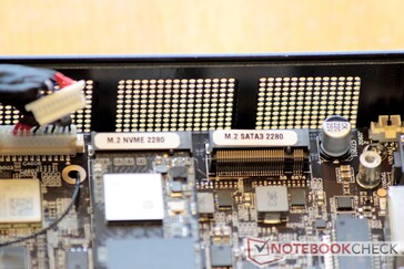 Из этих двух левый должен быть класса NVMe, правый - SATA III