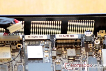 Из этих двух левый должен быть класса NVMe, правый - SATA III