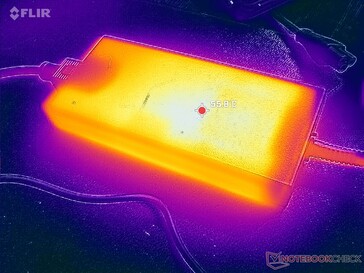 Температура адаптера переменного тока достигает более 56 C при работе с высокими нагрузками