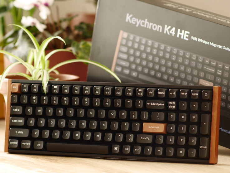 Беспроводная игровая клавиатура Keychron K4 HE. (Источник изображения: Notebookcheck / Julian van der Merwe)