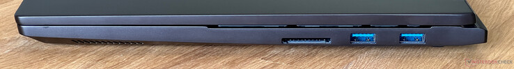 Справа: Устройство для чтения карт памяти SDXC, 2x USB-A 3.2 Gen.1 (5 Гбит/с)