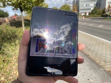 Поведение основного экрана смартфона на улице в солнечную погоду